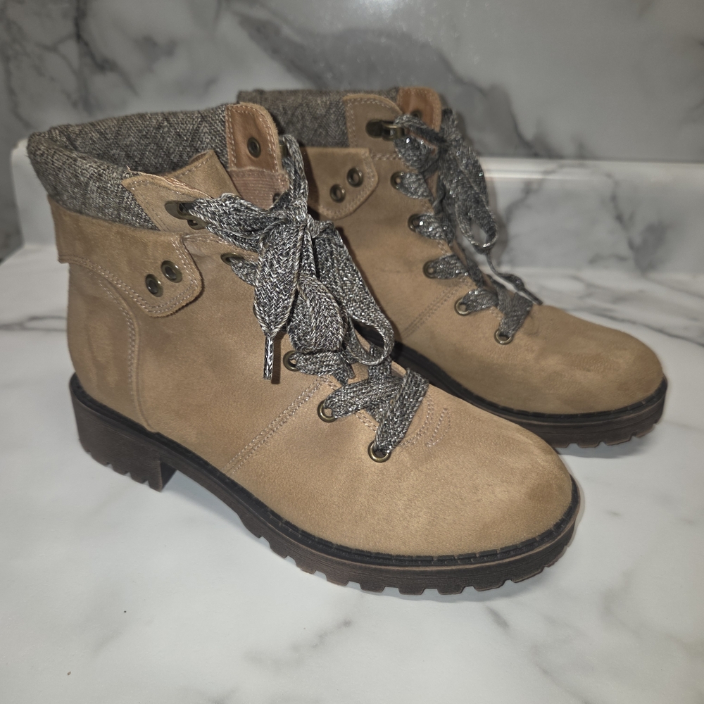 Pop Lace-Up Boots in Tan with Gray Details